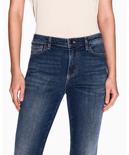 ARMANI EXCHANGE（アルマーニエクスチェンジ）の「【A|X アルマーニ エクスチェンジ】ミッドブルーデニムパンツ_J01 SUPER SKINNY（デニムパンツ・レディース・ブルー・24inch/25inch/26inch/27inch/28inch）」の3枚目の写真