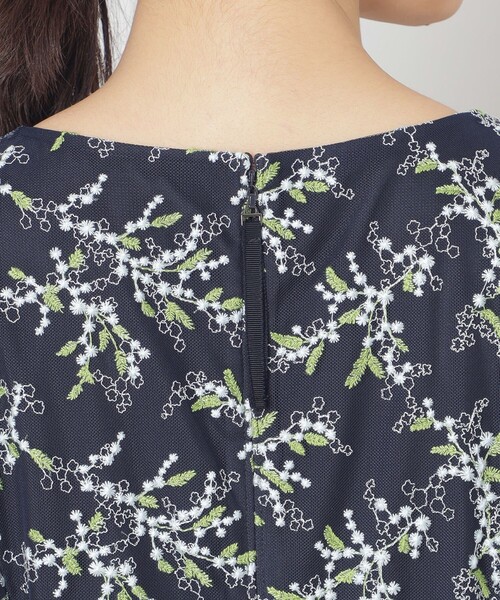 TO BE CHIC(トゥー ビー シック)の「ミモザチュールフィット&フレア ドレス(ワンピース・レディース・ネイビー/オフホワイト・40/42)」の9枚目の写真