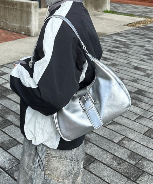 ADAMASTE（アダマスト）の「【ADAMASTE SELECT】buckle belt 2way shoulder bag - バックルベルト2wayショルダーバッグ（ショルダーバッグ・メンズ・ブラック/シルバー/ブラウン・FREE）」の3枚目の写真