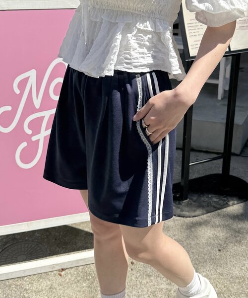 Chico（チコ）の「レースサイドラインショートパンツ（その他パンツ・レディース・ホワイト/ベージュ/ネイビー・FREE）」の3枚目の写真