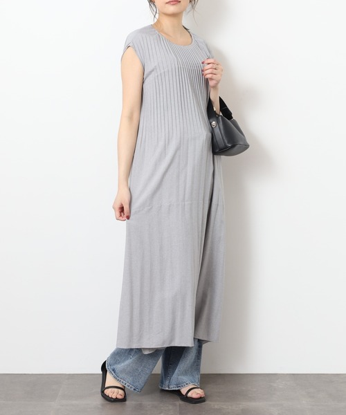 BRODIAEA(ブローディア)の「BRODIAEA 細プリーツノースリーブロングワンピース ベルト付き(ワンピース・レディース・チャコールグレー/サックスブルー/レッド/グレー/モスグリーン・40)」の6枚目の写真