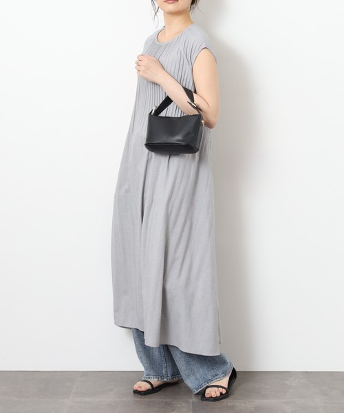 BRODIAEA(ブローディア)の「BRODIAEA 細プリーツノースリーブロングワンピース ベルト付き(ワンピース・レディース・チャコールグレー/サックスブルー/レッド/グレー/モスグリーン・40)」の7枚目の写真
