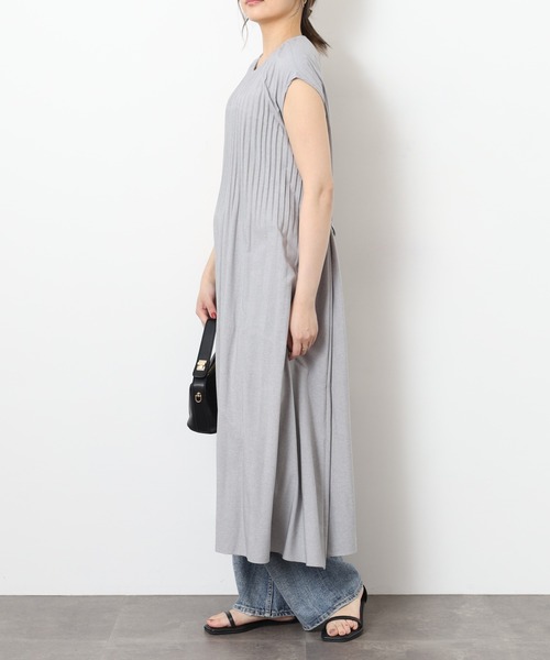 BRODIAEA(ブローディア)の「BRODIAEA 細プリーツノースリーブロングワンピース ベルト付き(ワンピース・レディース・チャコールグレー/サックスブルー/レッド/グレー/モスグリーン・40)」の8枚目の写真