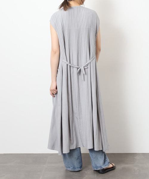 BRODIAEA(ブローディア)の「BRODIAEA 細プリーツノースリーブロングワンピース ベルト付き(ワンピース・レディース・チャコールグレー/サックスブルー/レッド/グレー/モスグリーン・40)」の9枚目の写真