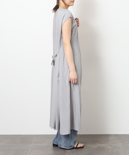 BRODIAEA(ブローディア)の「BRODIAEA 細プリーツノースリーブロングワンピース ベルト付き(ワンピース・レディース・チャコールグレー/サックスブルー/レッド/グレー/モスグリーン・40)」の10枚目の写真