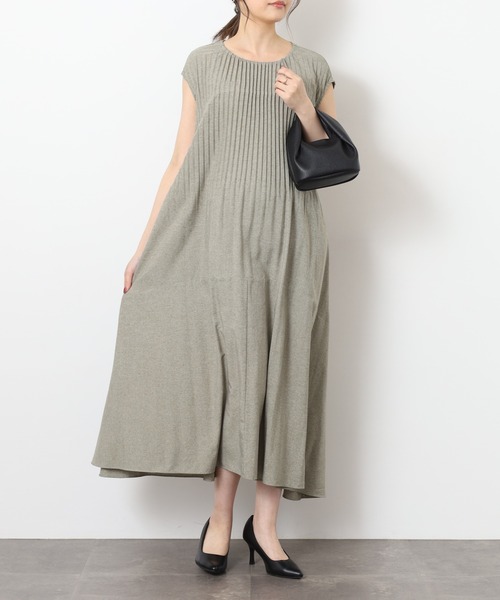 BRODIAEA(ブローディア)の「BRODIAEA 細プリーツノースリーブロングワンピース ベルト付き(ワンピース・レディース・チャコールグレー/サックスブルー/レッド/グレー/モスグリーン・40)」の12枚目の写真