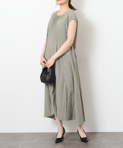 BRODIAEA(ブローディア)の「BRODIAEA 細プリーツノースリーブロングワンピース ベルト付き(ワンピース・レディース・チャコールグレー/サックスブルー/レッド/グレー/モスグリーン・40)」の13枚目の写真
