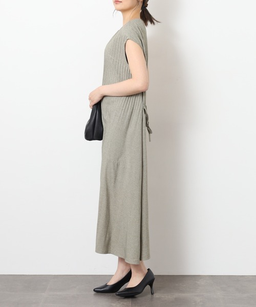 BRODIAEA(ブローディア)の「BRODIAEA 細プリーツノースリーブロングワンピース ベルト付き(ワンピース・レディース・チャコールグレー/サックスブルー/レッド/グレー/モスグリーン・40)」の14枚目の写真