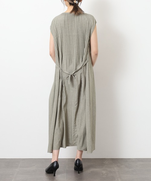 BRODIAEA(ブローディア)の「BRODIAEA 細プリーツノースリーブロングワンピース ベルト付き(ワンピース・レディース・チャコールグレー/サックスブルー/レッド/グレー/モスグリーン・40)」の15枚目の写真