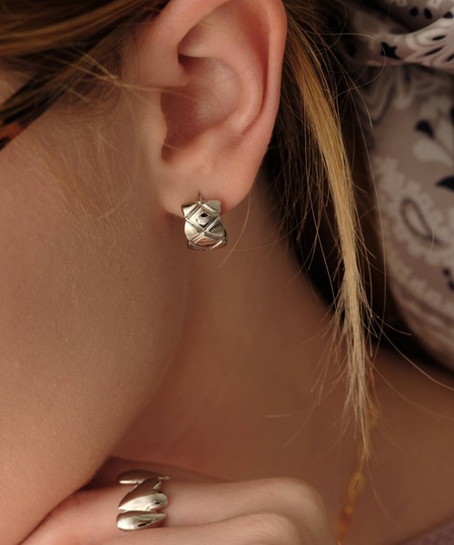 ANOH（アノー）の「キルティングフープピアス（ピアス（両耳用）・レディース・シルバー/ゴールド・FREE）」の7枚目の写真