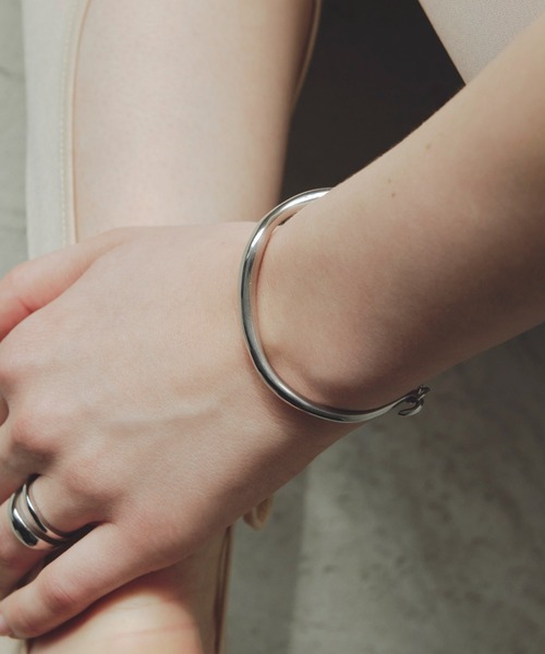 GOLDY（ゴールディ）の「【金属アレルギー軽減】ニュアンス ライン × チェーン ステンレス バングル（バングル/リストバンド・レディース・シルバー/ゴールド・FREE）」の2枚目の写真