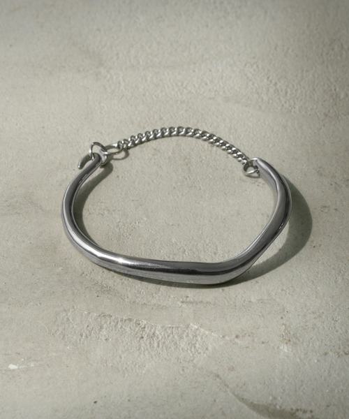 GOLDY（ゴールディ）の「【金属アレルギー軽減】ニュアンス ライン × チェーン ステンレス バングル（バングル/リストバンド・レディース・シルバー/ゴールド・FREE）」の5枚目の写真