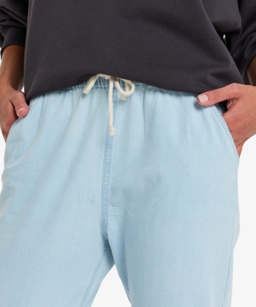 ROXY(ロキシー)の「SLOW SWELL REGULAR/ロキシーウエストゴムライトデニム(デニムパンツ・レディース・ブルー・MEDIUM/X-SMALL/SMALL)」の13枚目の写真