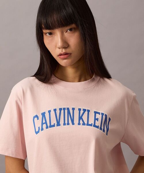 Calvin Klein(カルバン・クライン)の「ロゴプリント クルーネックTシャツ(Tシャツ/カットソー・レディース・ライトピンク/オフホワイト・S/XS/XXS)」の2枚目の写真