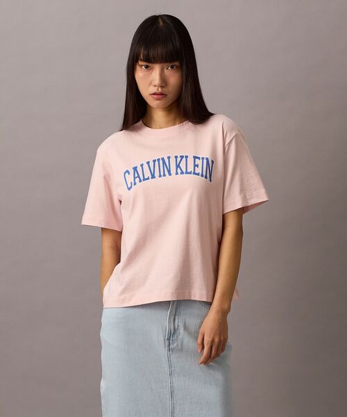 Calvin Klein(カルバン・クライン)の「ロゴプリント クルーネックTシャツ(Tシャツ/カットソー・レディース・ライトピンク/オフホワイト・S/XS/XXS)」の6枚目の写真