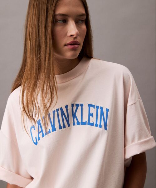 Calvin Klein(カルバン・クライン)の「ロゴプリント クルーネックTシャツ(Tシャツ/カットソー・レディース・ライトピンク/オフホワイト・S/XS/XXS)」の11枚目の写真