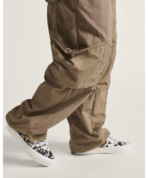 VANS(バンズ)の「VANS PREMIUM CANOPY パラシュートパンツ VN000MEF1NU WALNUT(カーゴパンツ・メンズ・ブラウン・XX-LARGE/X-LARGE/LARGE/MEDIUM/SMALL)」の4枚目の写真