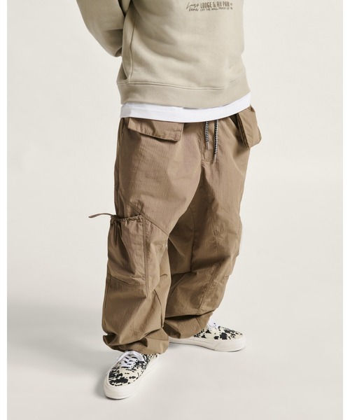 VANS(バンズ)の「VANS PREMIUM CANOPY パラシュートパンツ VN000MEF1NU WALNUT(カーゴパンツ・メンズ・ブラウン・XX-LARGE/X-LARGE/LARGE/MEDIUM/SMALL)」の2枚目の写真