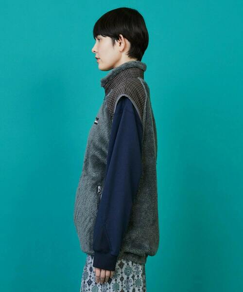 FRAPBOIS(フラボア)の「FRAPBOIS×WILD THINGS シャギーフリースベスト(ベスト・レディース・グレー/ブラック・1/2)」の3枚目の写真