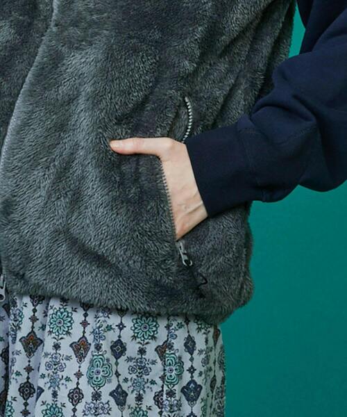 FRAPBOIS(フラボア)の「FRAPBOIS×WILD THINGS シャギーフリースベスト(ベスト・レディース・グレー/ブラック・1/2)」の5枚目の写真