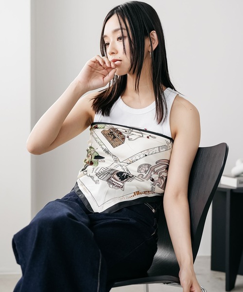 mili an deni(ミリアンデニ)の「レトロ柄トライアングルストール(ストール/ショール・レディース・ブラック/アイボリー・F)」の2枚目の写真