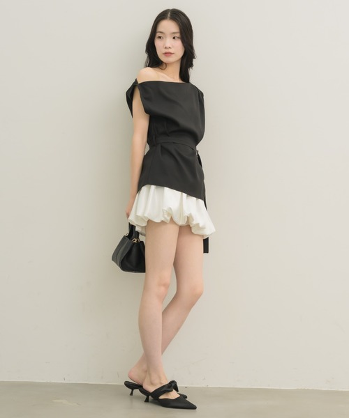 NEUNA（ヌナ）の「【二の腕も華奢見え!】2wayワンショルベルトブラウス（シャツ/ブラウス・レディース・アイボリー/ブラック/グレー・FREE）」の20枚目の写真