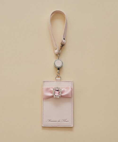 Maison de FLEUR(メゾンドフルール)の「リール付きビジューリボンパスケース(パスケース・レディース・ライトブルー/ブラック/ピンク・FREE)」の1枚目の写真