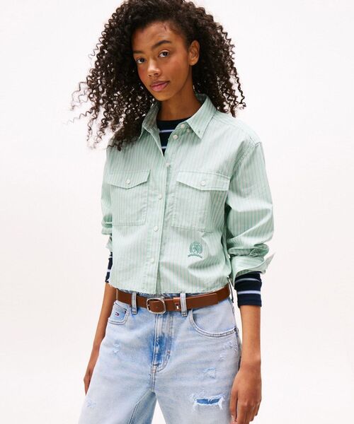 tommy jeans(トミー ジーンズ)の「クロップドリラックスクレストシャツ(シャツ/ブラウス・レディース・チェリーピンク/エメラルド・X-SMALL/SMALL/MEDIUM)」の1枚目の写真