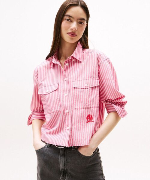 tommy jeans(トミー ジーンズ)の「クロップドリラックスクレストシャツ(シャツ/ブラウス・レディース・チェリーピンク/エメラルド・X-SMALL/SMALL/MEDIUM)」の2枚目の写真