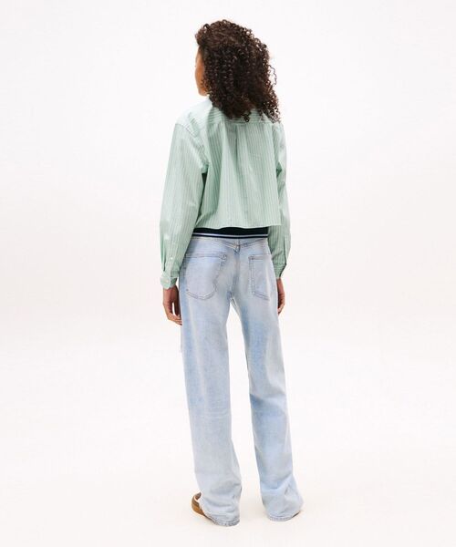tommy jeans(トミー ジーンズ)の「クロップドリラックスクレストシャツ(シャツ/ブラウス・レディース・チェリーピンク/エメラルド・X-SMALL/SMALL/MEDIUM)」の5枚目の写真