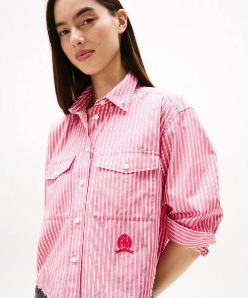 tommy jeans(トミー ジーンズ)の「クロップドリラックスクレストシャツ(シャツ/ブラウス・レディース・チェリーピンク/エメラルド・X-SMALL/SMALL/MEDIUM)」の8枚目の写真