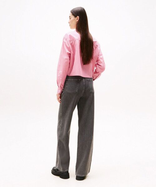 tommy jeans(トミー ジーンズ)の「クロップドリラックスクレストシャツ(シャツ/ブラウス・レディース・チェリーピンク/エメラルド・X-SMALL/SMALL/MEDIUM)」の10枚目の写真