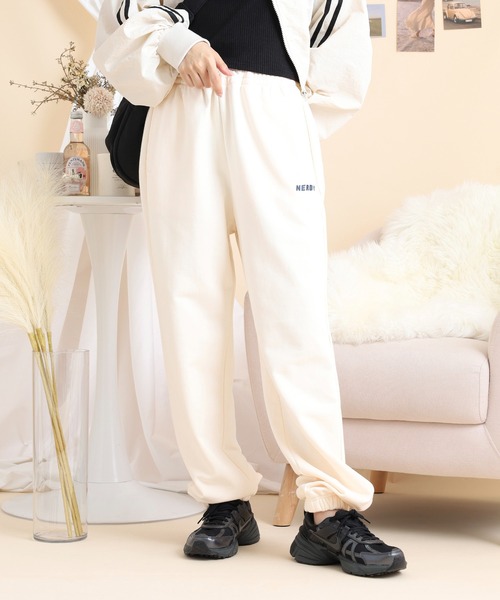 NERDY(ノルディ)の「パイピングジョガーパンツ(その他パンツ・メンズ・クリーム/ライトパープル・M/S/L)」の1枚目の写真