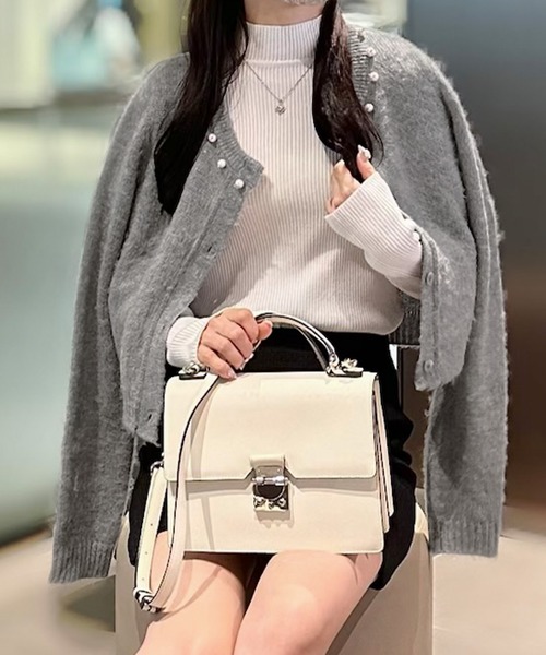 junoah(ジュノア)の「パールビジューネックニットカーディガン(薄手)(カーディガン/ボレロ・レディース・チャコール/ライトグレー/ホワイト・LARGE/MEDIUM)」の2枚目の写真