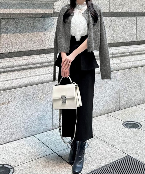 junoah(ジュノア)の「パールビジューネックニットカーディガン(薄手)(カーディガン/ボレロ・レディース・チャコール/ライトグレー/ホワイト・LARGE/MEDIUM)」の6枚目の写真