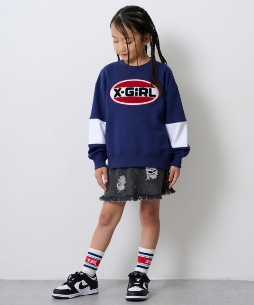 X-girl Stages（エックスガールステージス）の「【TBSドラマ フェイクマミー 着用アイテム】サガラ刺しゅうオーバルロゴ配色トレーナー（スウェット・キッズ・ピンク/ネイビー・140cm/110cm/120cm/100cm/130cm/90cm/80ｃｍ）」の3枚目の写真