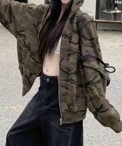 SPIGA（スピーガ）の「ﾋﾞｯｸﾞｼﾙｴｯﾄ迷彩柄ｼﾞｯﾌﾟｱｯﾌﾟﾌｰﾃﾞｨ（パーカー・レディース・カーキ・SMALL/MEDIUM/LARGE/X-LARGE）」の2枚目の写真