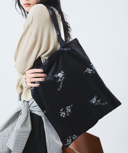 Muscat(マスカット)の「フラワー刺繍ベロアトートバッグ(トートバッグ・レディース・ブラウン/ブラック/サンドベージュ・F)」の2枚目の写真