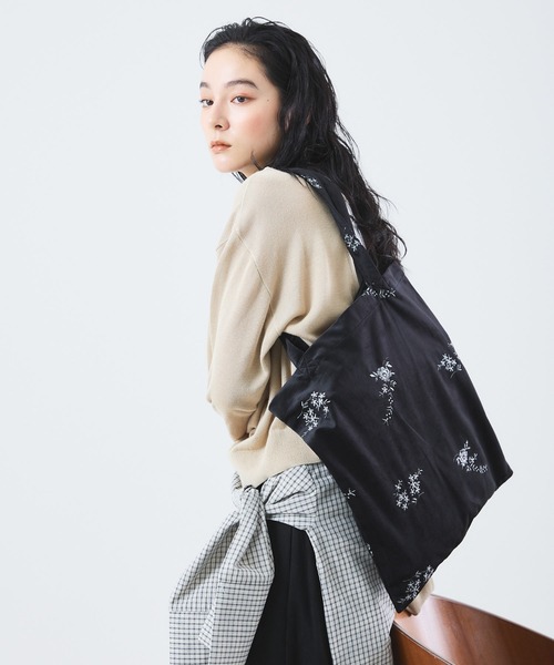 Muscat(マスカット)の「フラワー刺繍ベロアトートバッグ(トートバッグ・レディース・ブラウン/ブラック/サンドベージュ・F)」の6枚目の写真