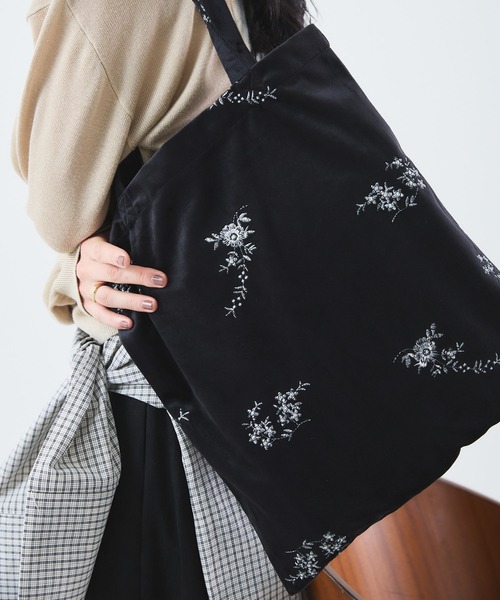 Muscat(マスカット)の「フラワー刺繍ベロアトートバッグ(トートバッグ・レディース・ブラウン/ブラック/サンドベージュ・F)」の7枚目の写真