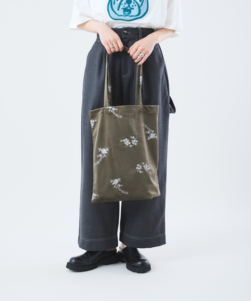 Muscat(マスカット)の「フラワー刺繍ベロアトートバッグ(トートバッグ・レディース・ブラウン/ブラック/サンドベージュ・F)」の8枚目の写真