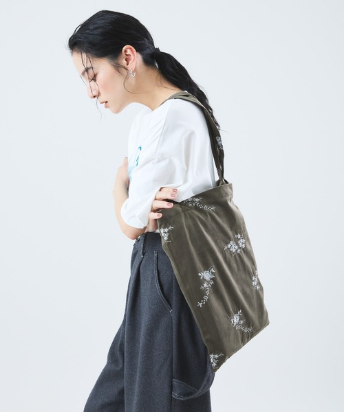 Muscat(マスカット)の「フラワー刺繍ベロアトートバッグ(トートバッグ・レディース・ブラウン/ブラック/サンドベージュ・F)」の11枚目の写真