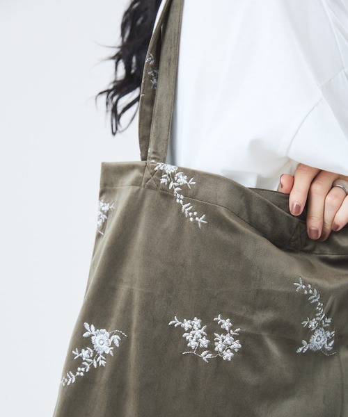 Muscat(マスカット)の「フラワー刺繍ベロアトートバッグ(トートバッグ・レディース・ブラウン/ブラック/サンドベージュ・F)」の12枚目の写真