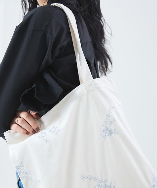 Muscat(マスカット)の「フラワー刺繍ベロアトートバッグ(トートバッグ・レディース・ブラウン/ブラック/サンドベージュ・F)」の14枚目の写真