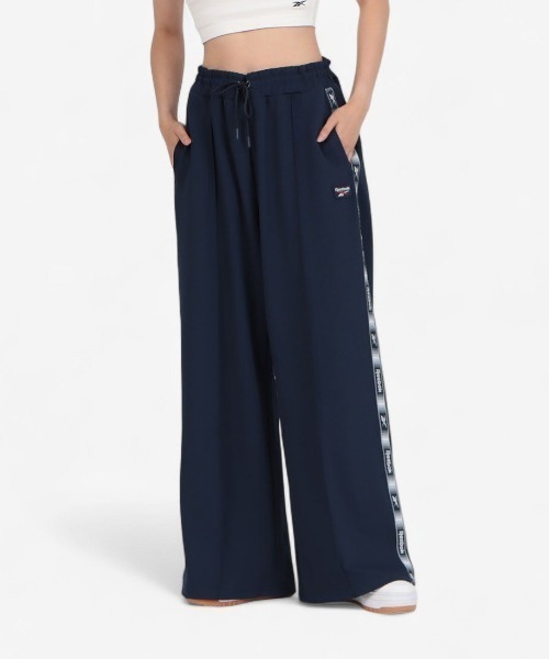 Reebok（リーボック）の「トラックパンツ / TAPED TRACK PANT（その他パンツ・レディース・ネイビー/クリアブルー・X-SMALL/SMALL/MEDIUM）」の2枚目の写真