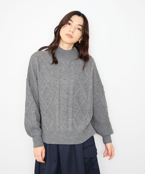Mac-House(マックハウス)の「Idnes 華奢見え ゆったりボリューム袖 ケーブル編みハイネックニット(ニット/セーター・レディース・ブラウン/グレー/アイボリー・FREE)」の3枚目の写真