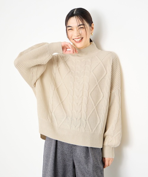Mac-House(マックハウス)の「Idnes 華奢見え ゆったりボリューム袖 ケーブル編みハイネックニット(ニット/セーター・レディース・ブラウン/グレー/アイボリー・FREE)」の2枚目の写真