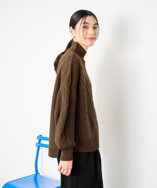 Mac-House(マックハウス)の「Idnes 華奢見え ゆったりボリューム袖 ケーブル編みハイネックニット(ニット/セーター・レディース・ブラウン/グレー/アイボリー・FREE)」の16枚目の写真