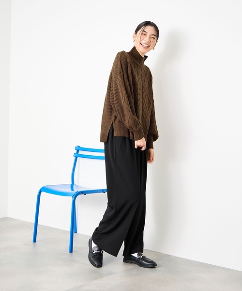 Mac-House(マックハウス)の「Idnes 華奢見え ゆったりボリューム袖 ケーブル編みハイネックニット(ニット/セーター・レディース・ブラウン/グレー/アイボリー・FREE)」の19枚目の写真