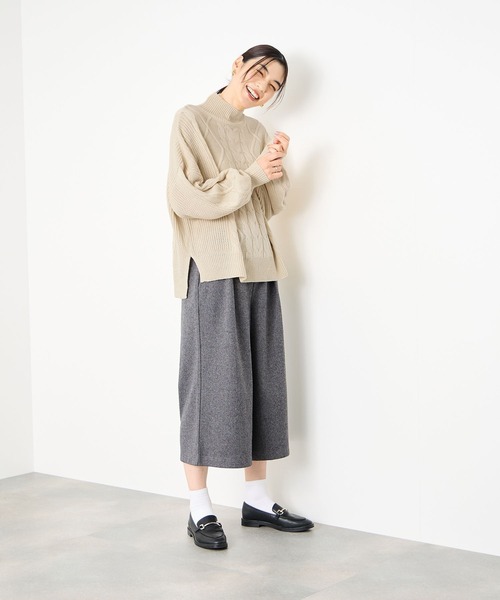 Mac-House(マックハウス)の「Idnes 華奢見え ゆったりボリューム袖 ケーブル編みハイネックニット(ニット/セーター・レディース・ブラウン/グレー/アイボリー・FREE)」の21枚目の写真